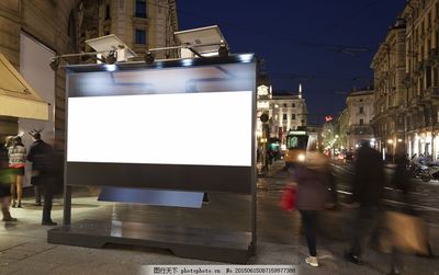 夜幕下的無(wú)聲推銷(xiāo)者 戶(hù)外廣告牌的視覺(jué)博弈與城市敘事